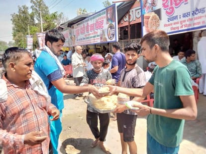 हवन के बाद तैयार घेवर को प्रसाद स्वरूप लोगों को बांटते युवा। संवाद