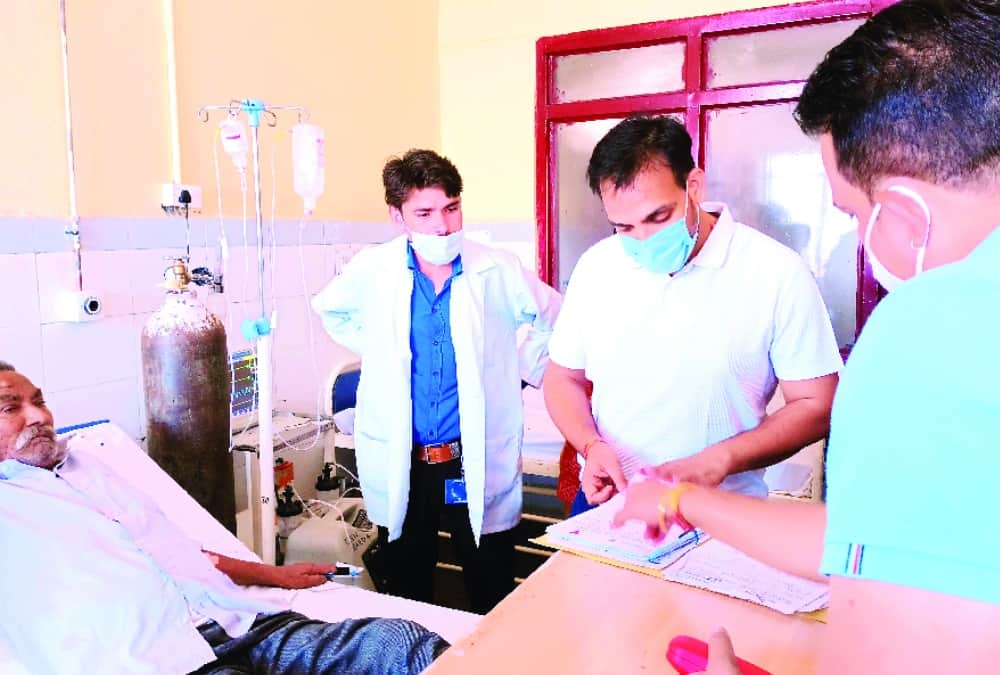 Uttarakhand news: tehri DM did patients ultrasound in hospital