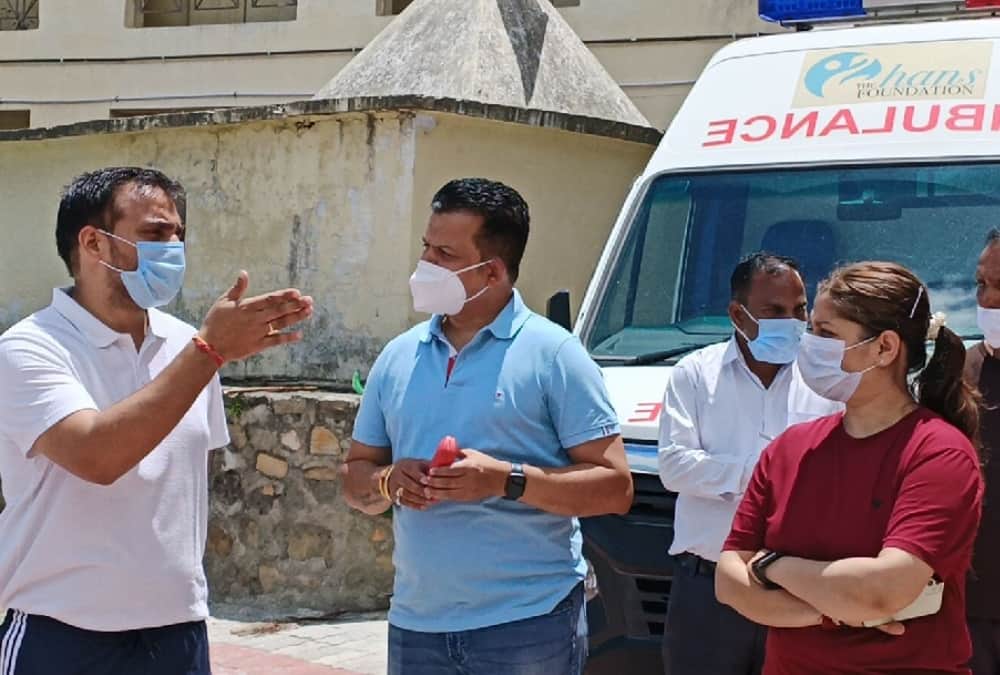 Uttarakhand news: tehri DM did patients ultrasound in hospital