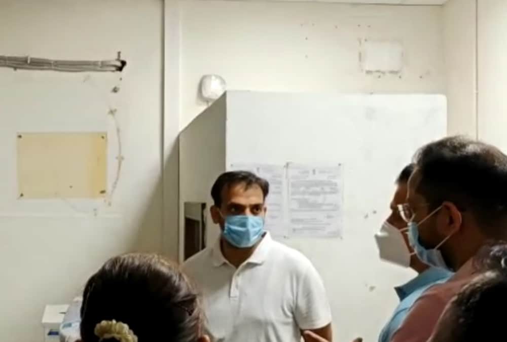 Uttarakhand news: tehri DM did patients ultrasound in hospital