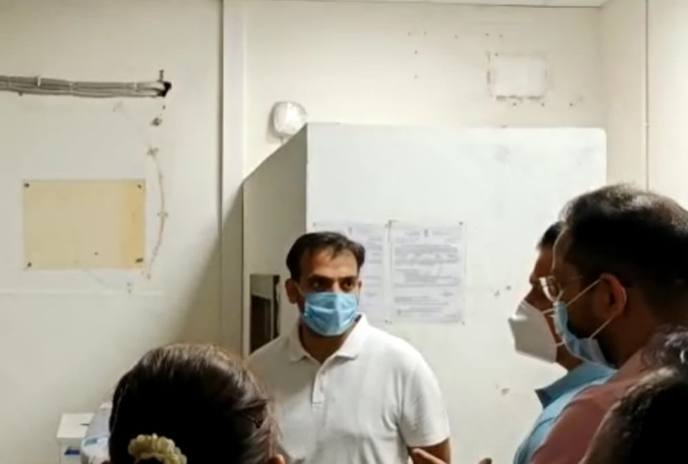 Uttarakhand news: tehri DM did patients ultrasound in hospital