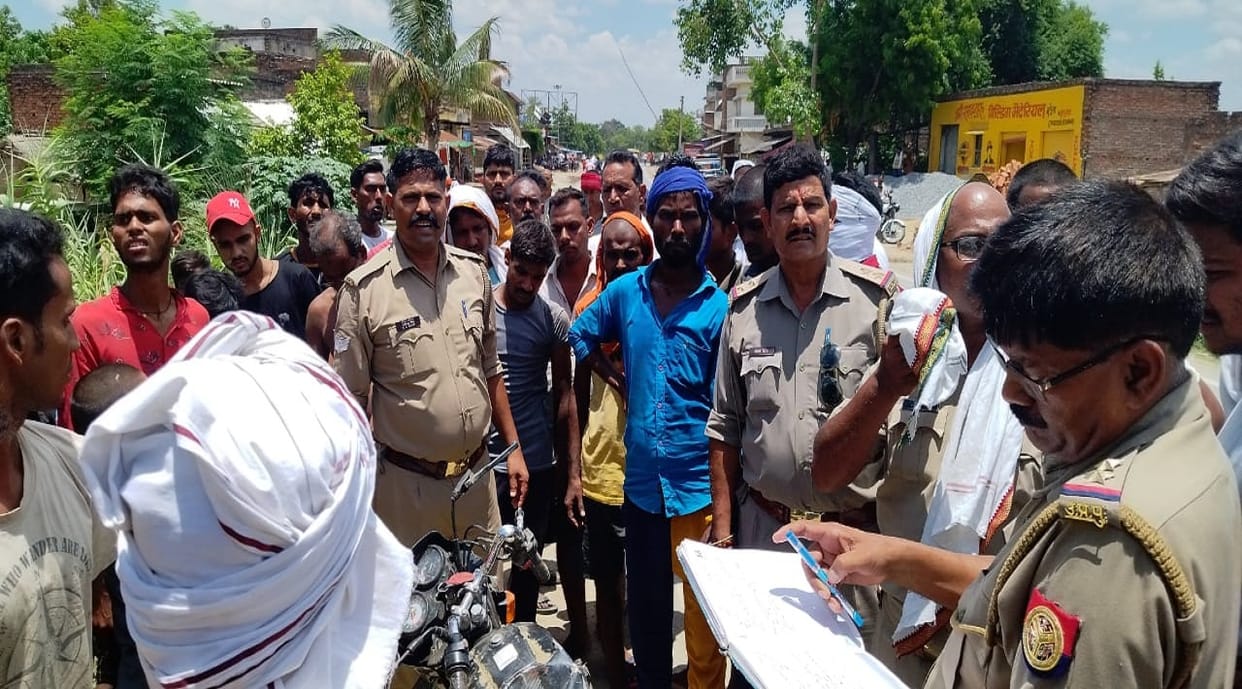 Road accident in jaunpur bike riding husband wife  trampled by overspeed scarpio both died on spot