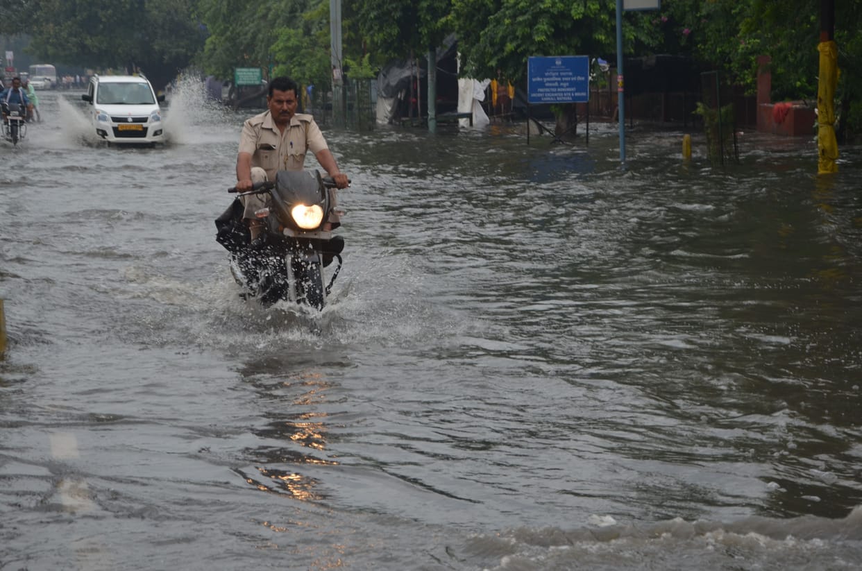 Mathura: Rain: The drains overflowed, the roads filled with water