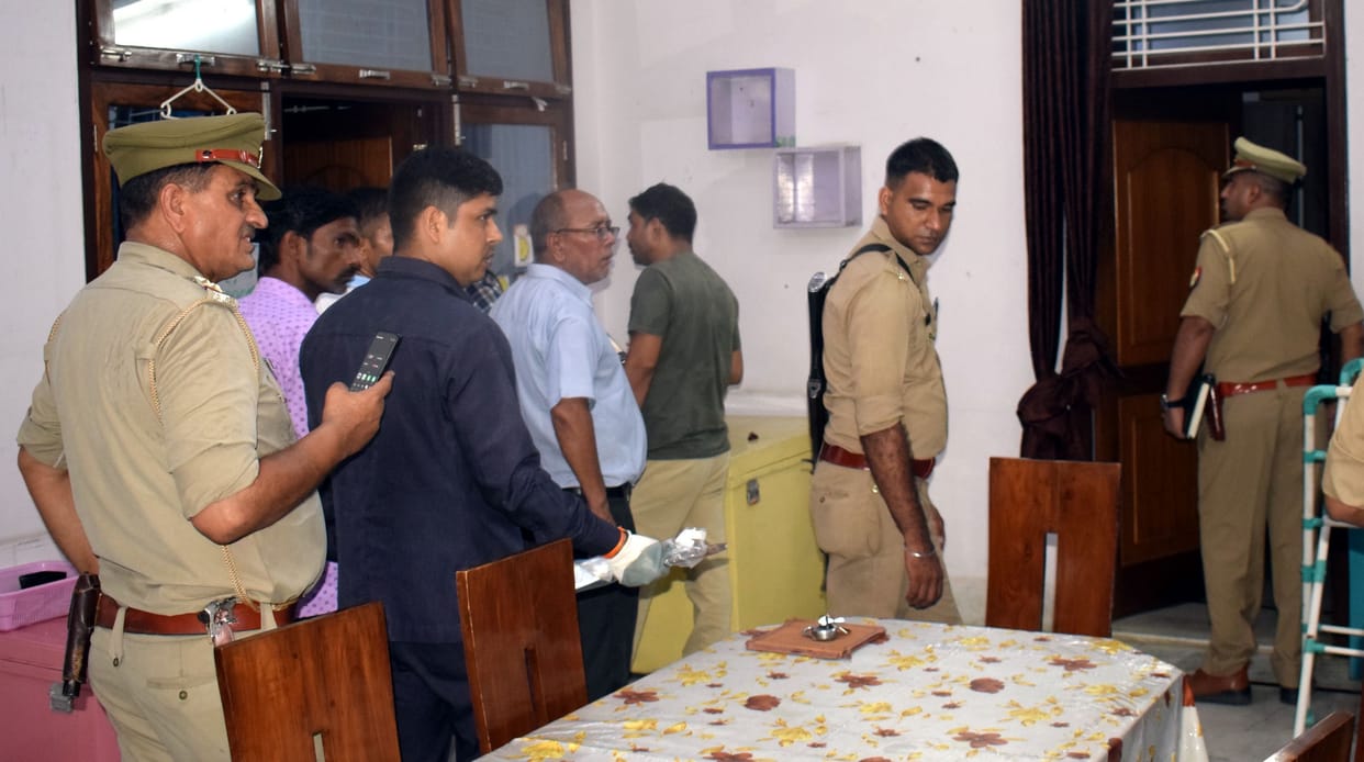 Lakhs stolen in the closed house of Additional District Judge