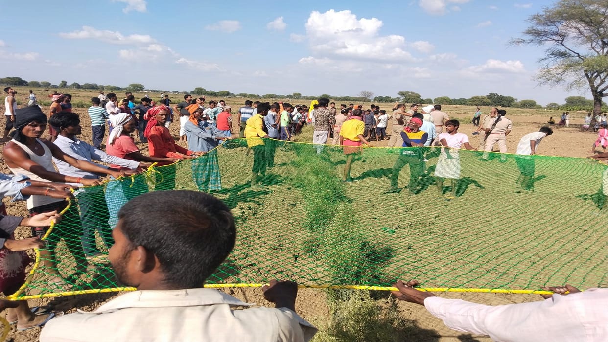 Kaushambi: After a dispute in the family, the youth climbed on the high tension wire, the officer is doing Mann Manauwal to unload it.