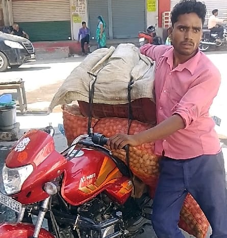 A drunken soldier slapped a vegetable vendor who fell in the pit