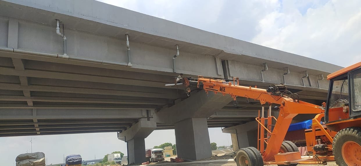 Auraiya, In the midst of a pleasant journey on Bundelkhand Expressway, there will be trouble due to incomplete construction