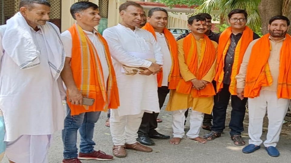 Shri Krishna Janmabhoomi Dinesh Sharma took pledge to be barefoot