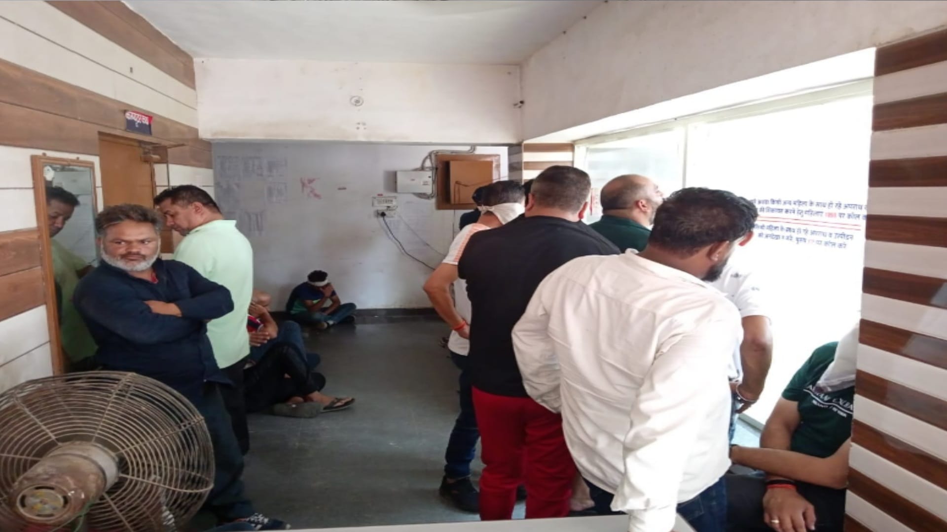 Meerut police have arrested many youth with foreign girls after raid in a hotel