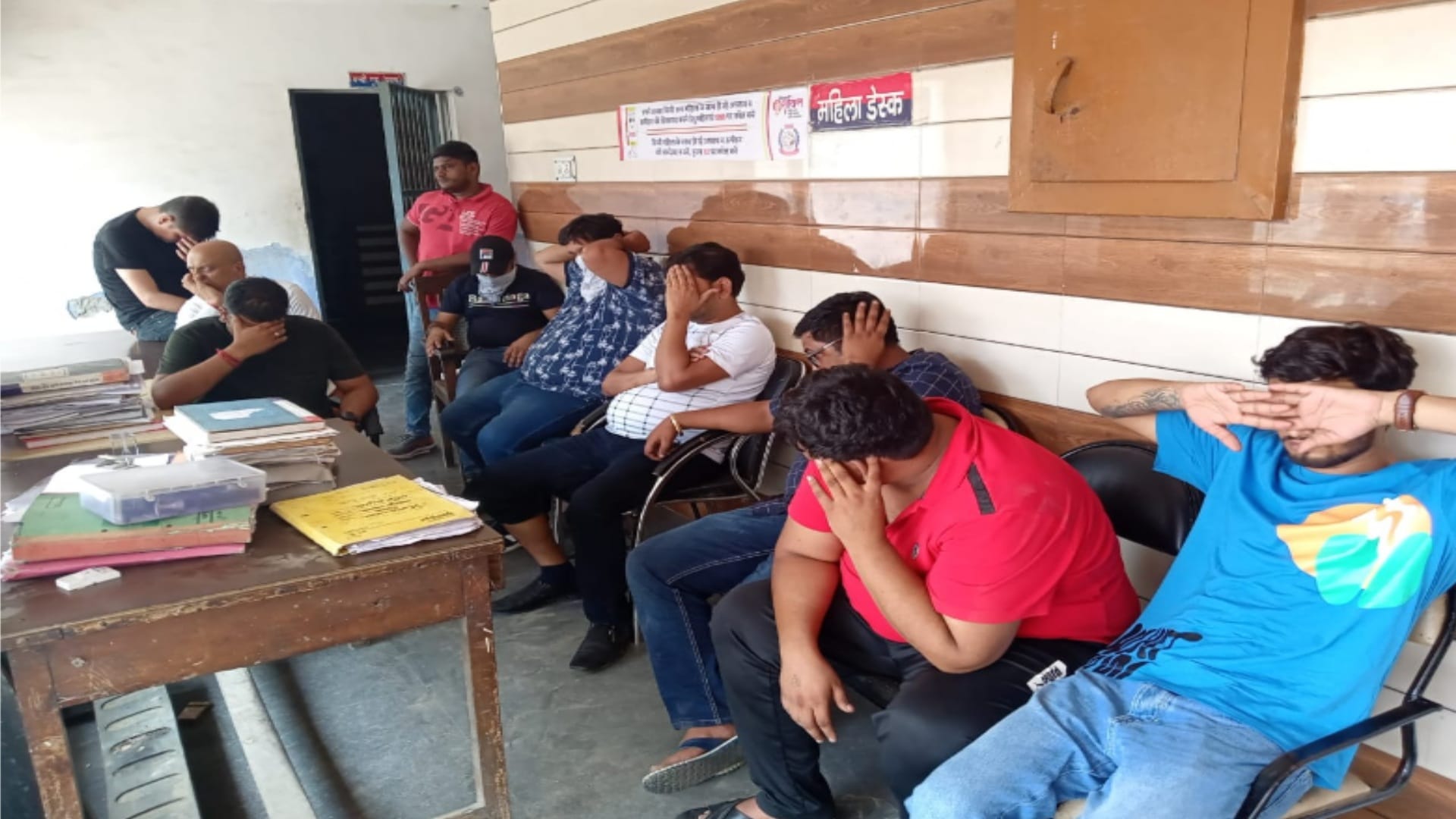 Meerut police have arrested many youth with foreign girls after raid in a hotel