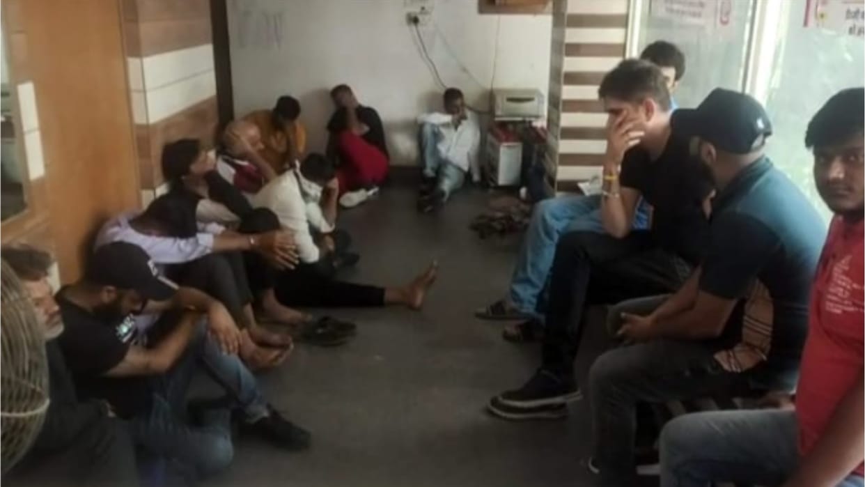 Police team has raid in a hotel in Partapur of Meerut and many youth arrested with girls