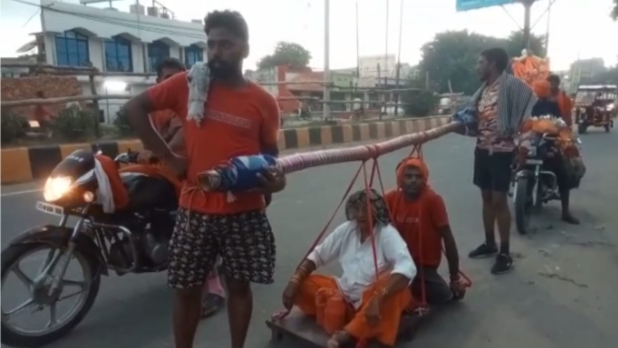 Vijay Gurjar of Balundshahr has reached Muzaffarnagar from Haridwar with his mother and brother in Kanwar