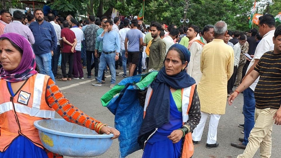 Cleanest City Indore: Whoever wins the election, the habit of cleanliness should be maintained, the sanitation workers of Indore are giving this lesson