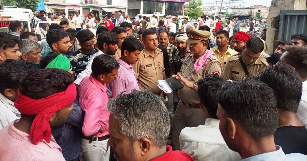 Dairy company car helper dies in accident on Agra-Lucknow Expressway