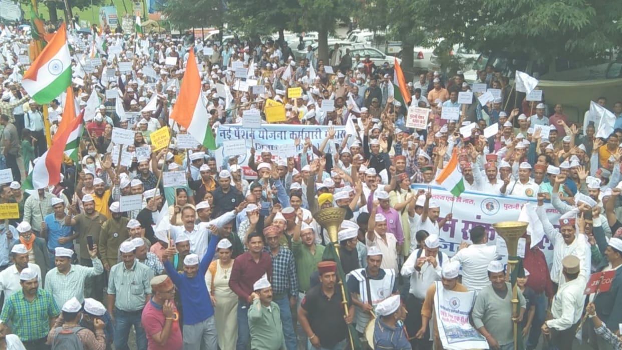 kullu news: govt employees protest for old pension scheme in kullu himachal pradesh
