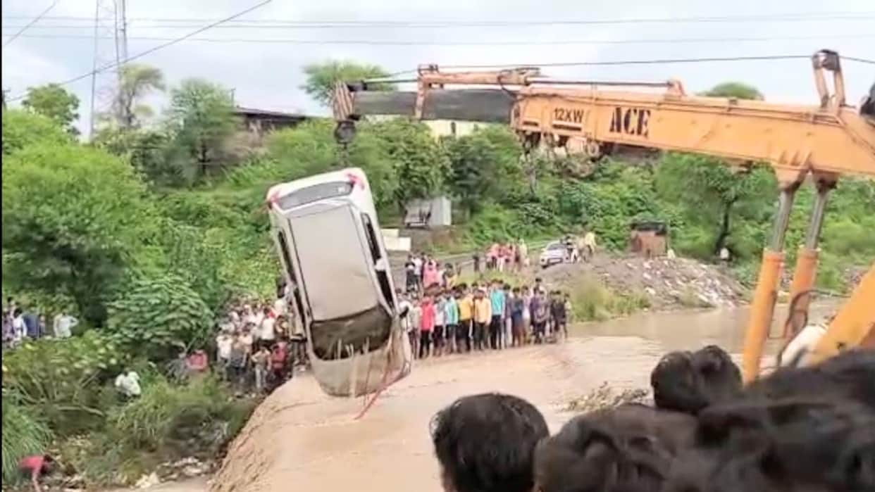 Himachal weather update: Flash Flood Himachal pradesh landslides in different parts of state