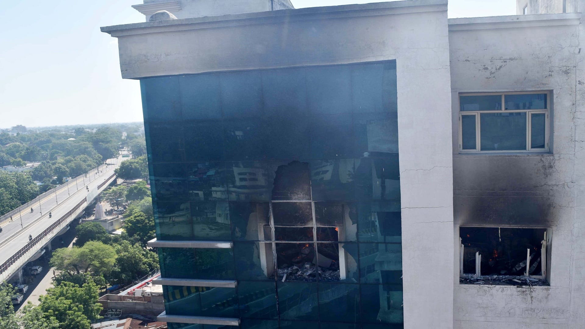Massive fire breaks out in advocate general's office in front of high court, files of sixth, seventh district ashes, fire men on the spot