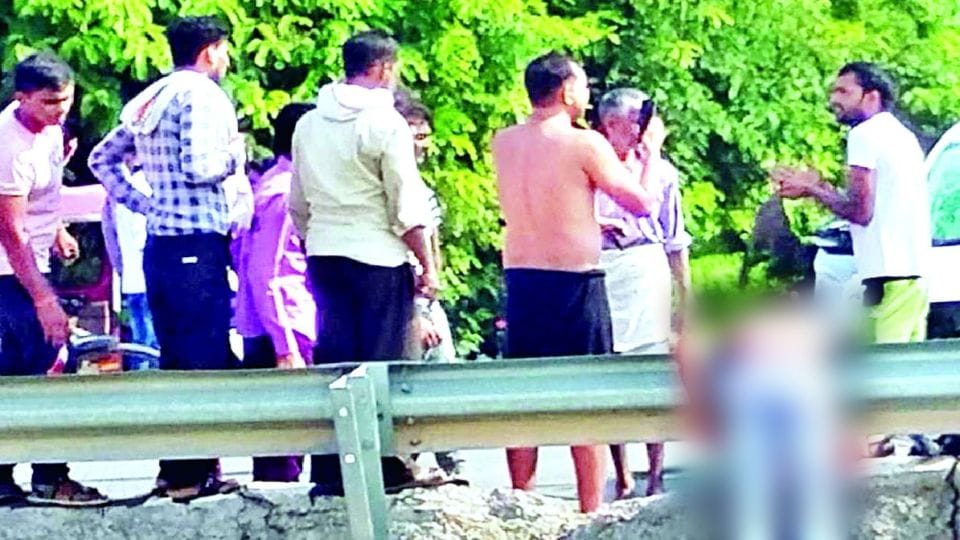 Two men died in collision between two bikes and car in firozabad