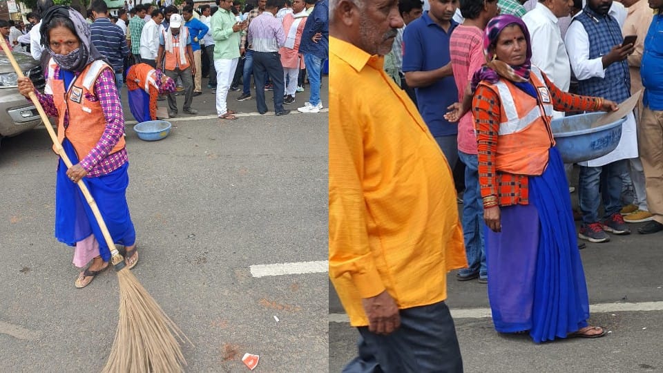 Cleanest City Indore: Whoever wins the election, the habit of cleanliness should be maintained, the sanitation workers of Indore are giving this lesson