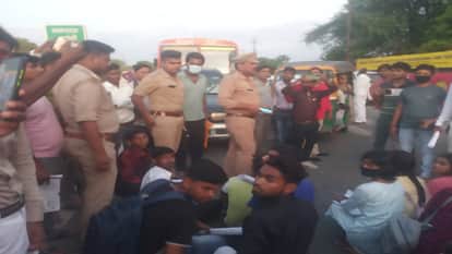 सड़क जाम कर रहे छात्रों को समझाती पुलिस।