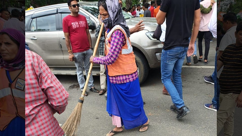 Cleanest City Indore: Whoever wins the election, the habit of cleanliness should be maintained, the sanitation workers of Indore are giving this lesson