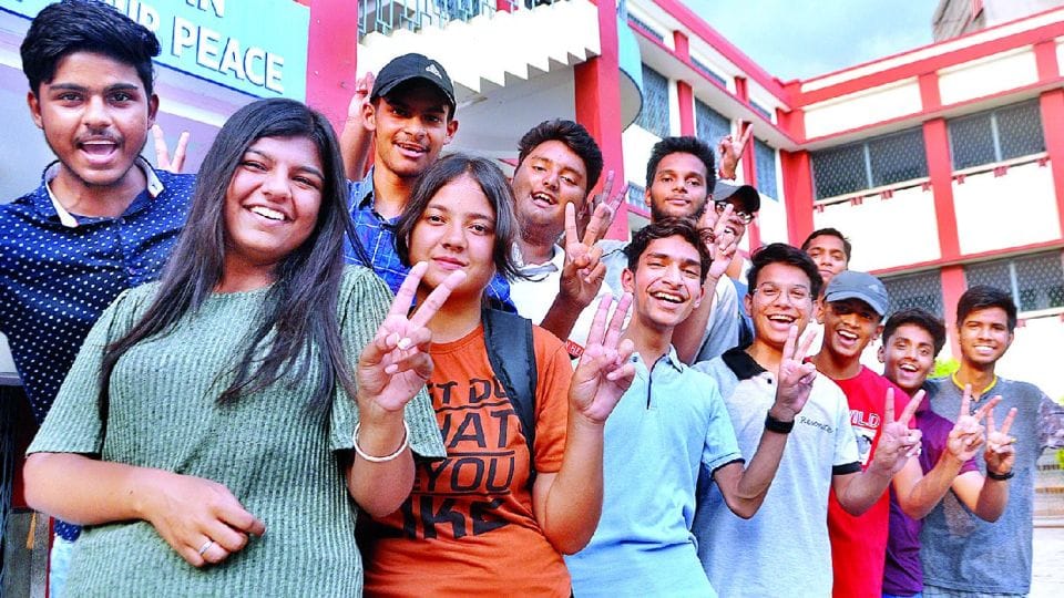 ICSE 10th Result Agra Students Tanisha and Shaurya scored more than 99 percent marks in ICSE 10th exam