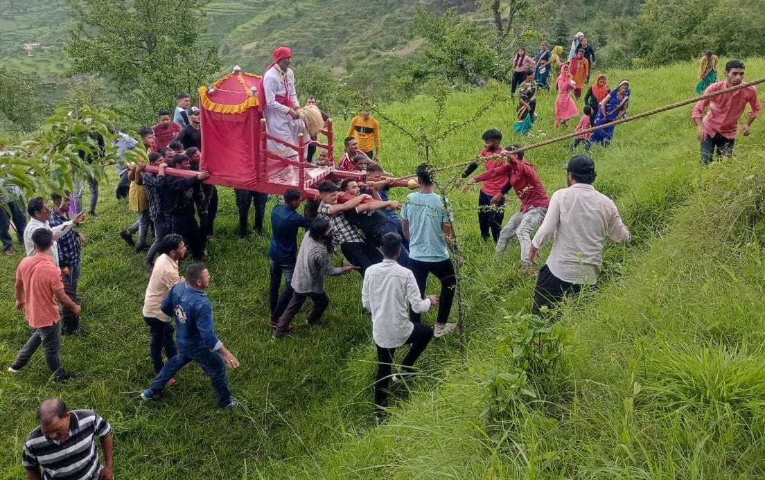 Dola Rath Yatra of Brahmadevata took out in Diglichaud on Harele