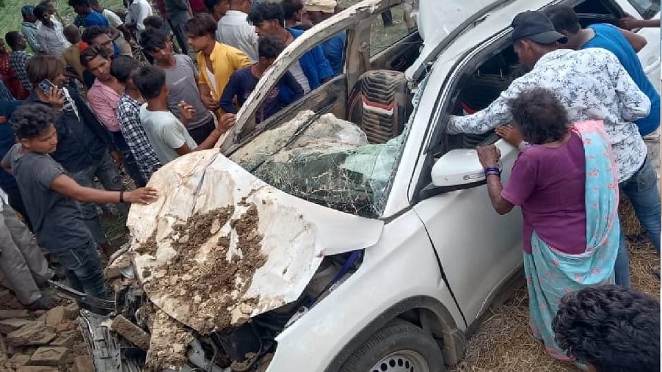 uncontrolled car entered the house in dumariaganj two youths died