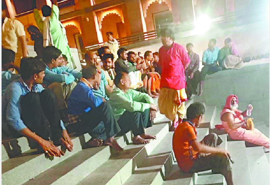 Kashi Vishwanath Dham sawan 2022 dispute for VIP darshan temple and police administration came face to face