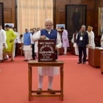 राष्ट्रपति चुनाव में वोट डालते पीएम मोदी