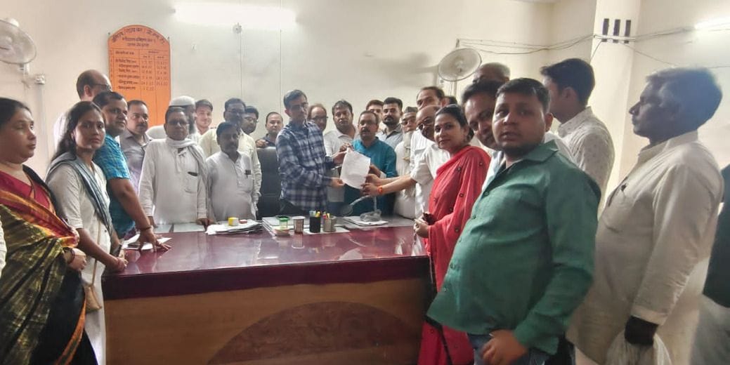 Etawah: Traders gave memorandum against imposition of GST on food grains