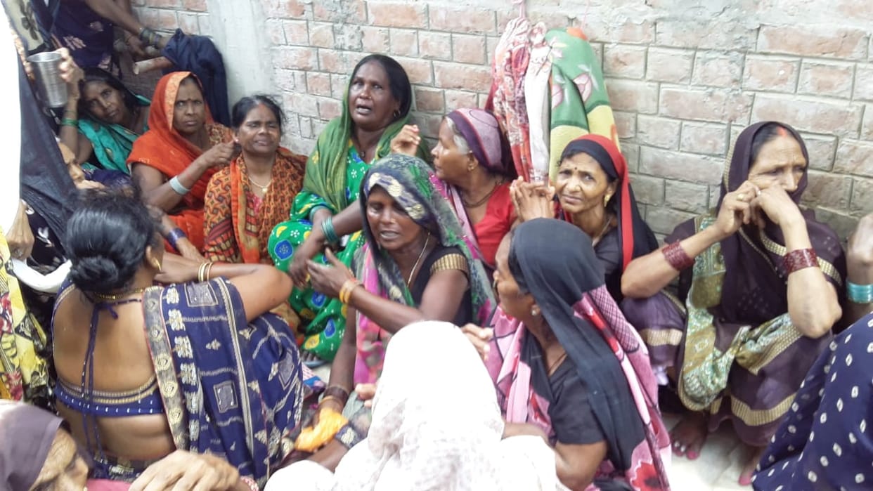 Suicide in azamgarh young man hanged himself after his wife not come to home