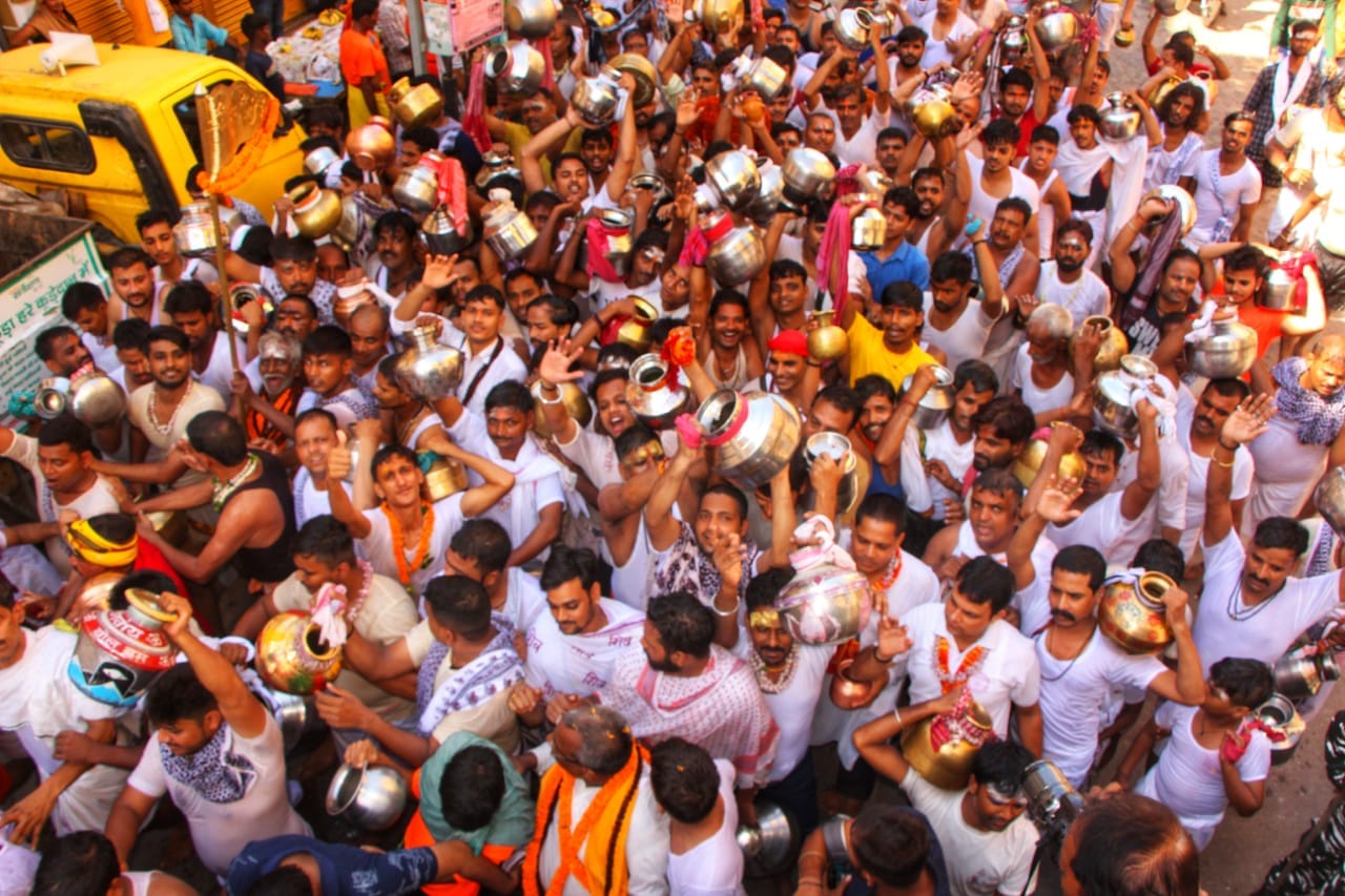 Sawan 2022 First Somwar Yadav samaj 90 years old tradition of Jalabhishek of kashi Vishwanath varanasi