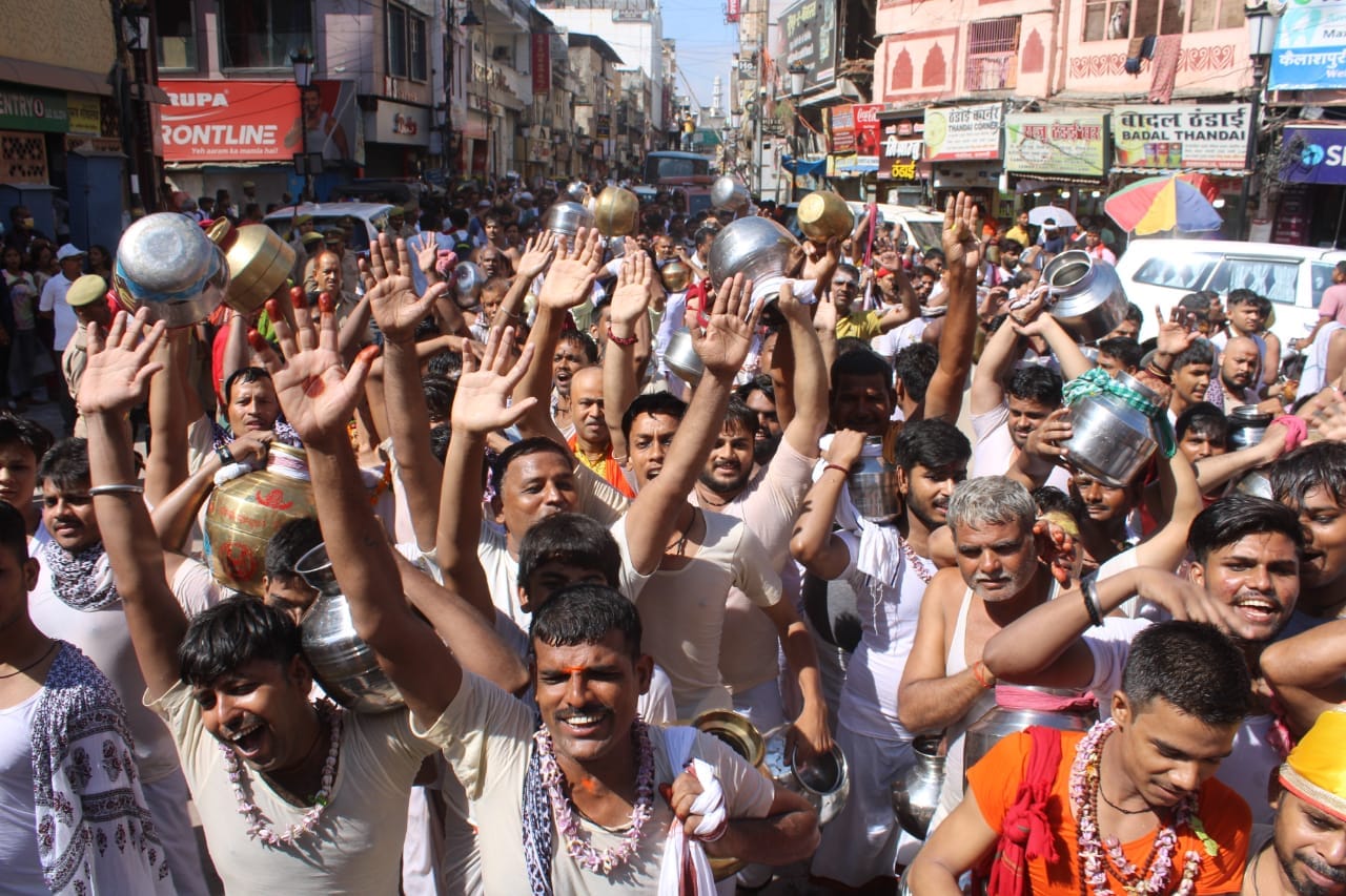 Sawan 2022 First Somwar Yadav samaj 90 years old tradition of Jalabhishek of kashi Vishwanath varanasi