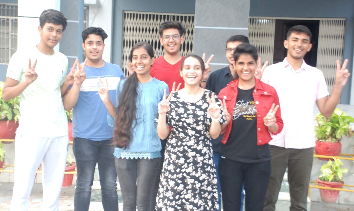 Urvashi became the topper in the tenth