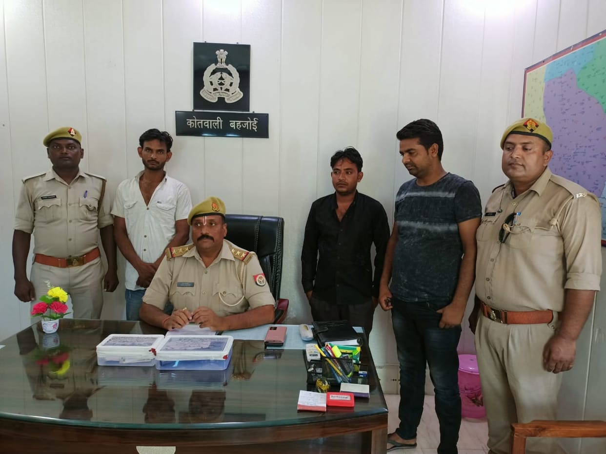 Three accused arrested for robbing a young man by giving a lift in the car