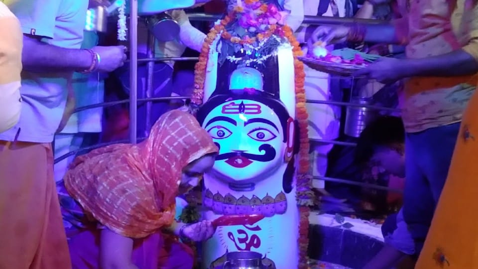 Sawan Somwar 2022: devotees gathered for jalabhishek of lord shiva in agra