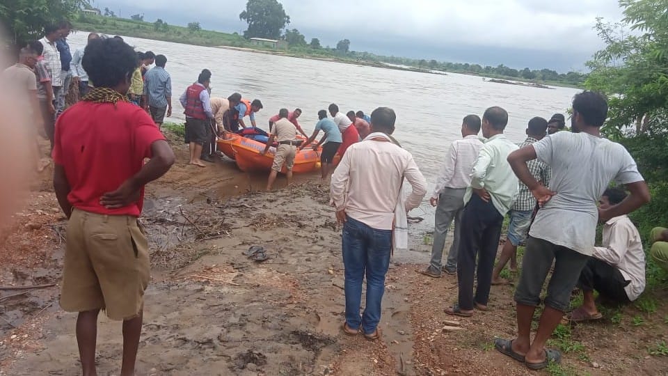 Balaghat: Rescued 16 laborers trapped in the river island, suddenly the water level of Bawanthadi river had increased