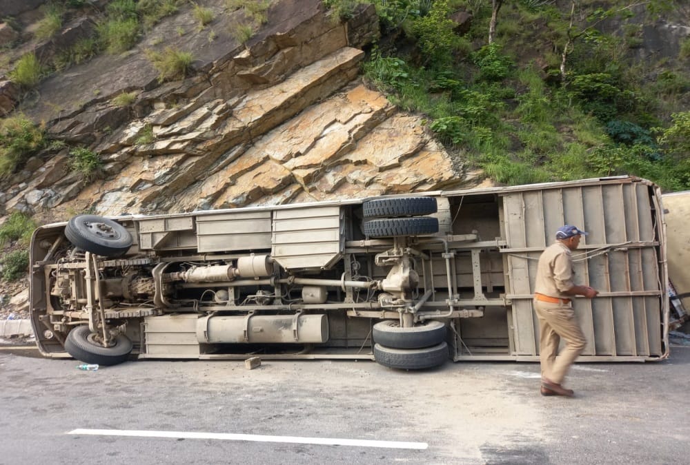 Rishikesh-Badrinath Highway: Maharashtra Tourist Bus overturned during return from kedarnath, one died