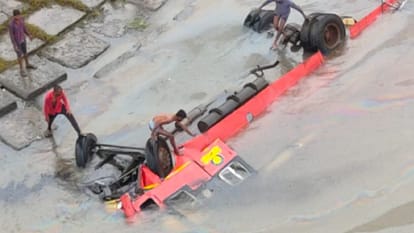 MP Accident News Today: Bus Full Of Passengers Fell Into Narmada River In Khalghat Of Dhar District News in Hindi