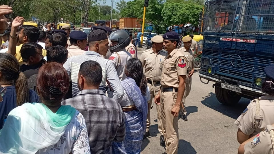 Chandigarh municipal corporation team faced opposition to encroachment drive in bapudham