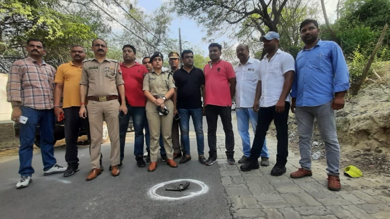 Police encounter with mastermind of Virendra Thakur murder case.