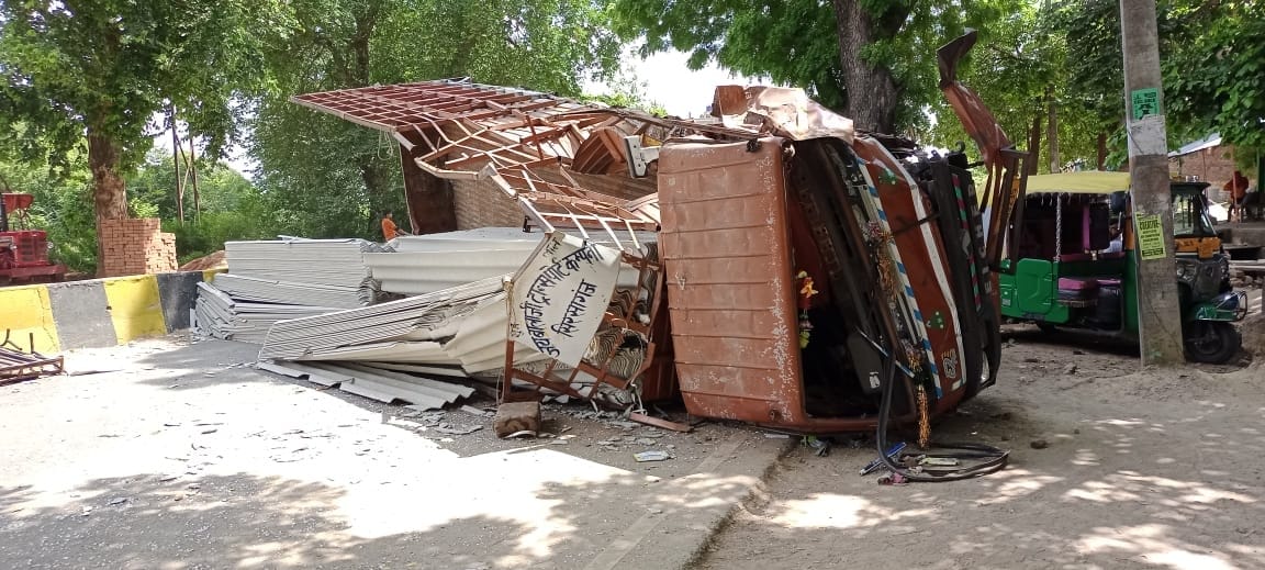Auraiya: DCM overturned after hitting a tree, driver and cleaner injured