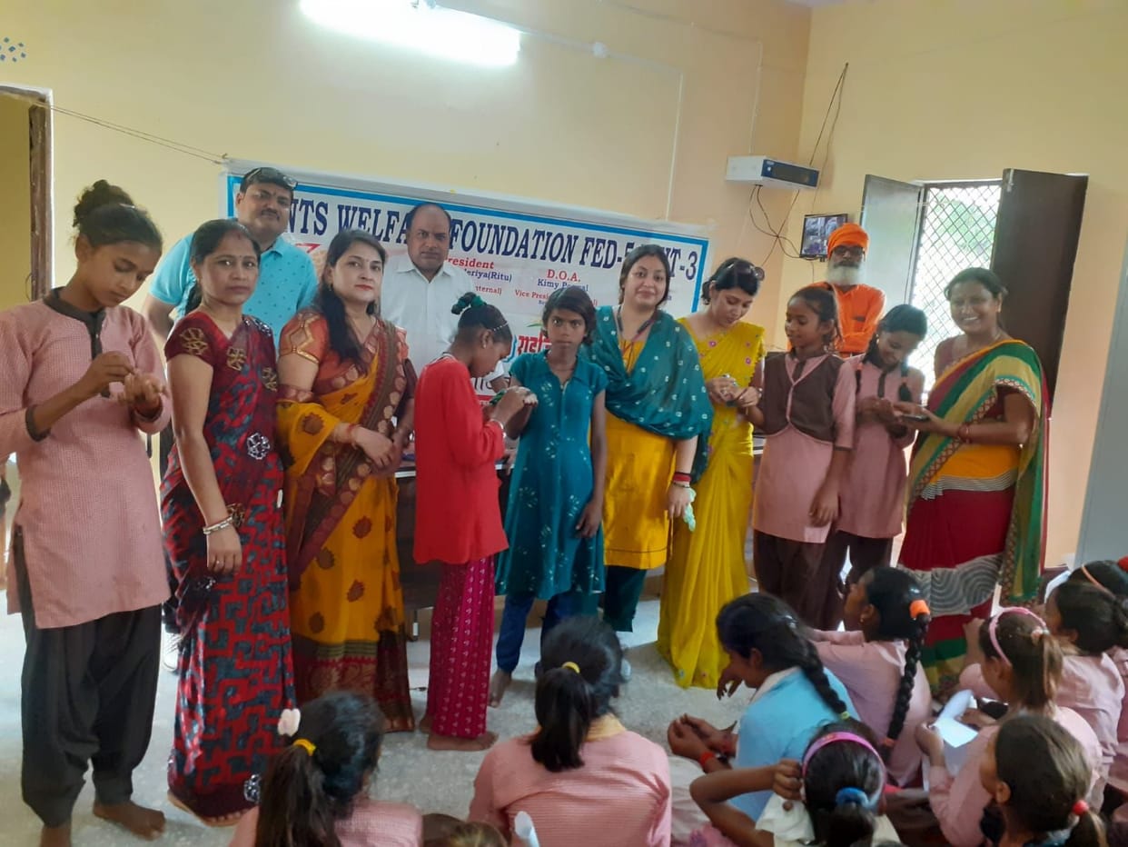 Auraiya: Henna training given to girl students, many methods told