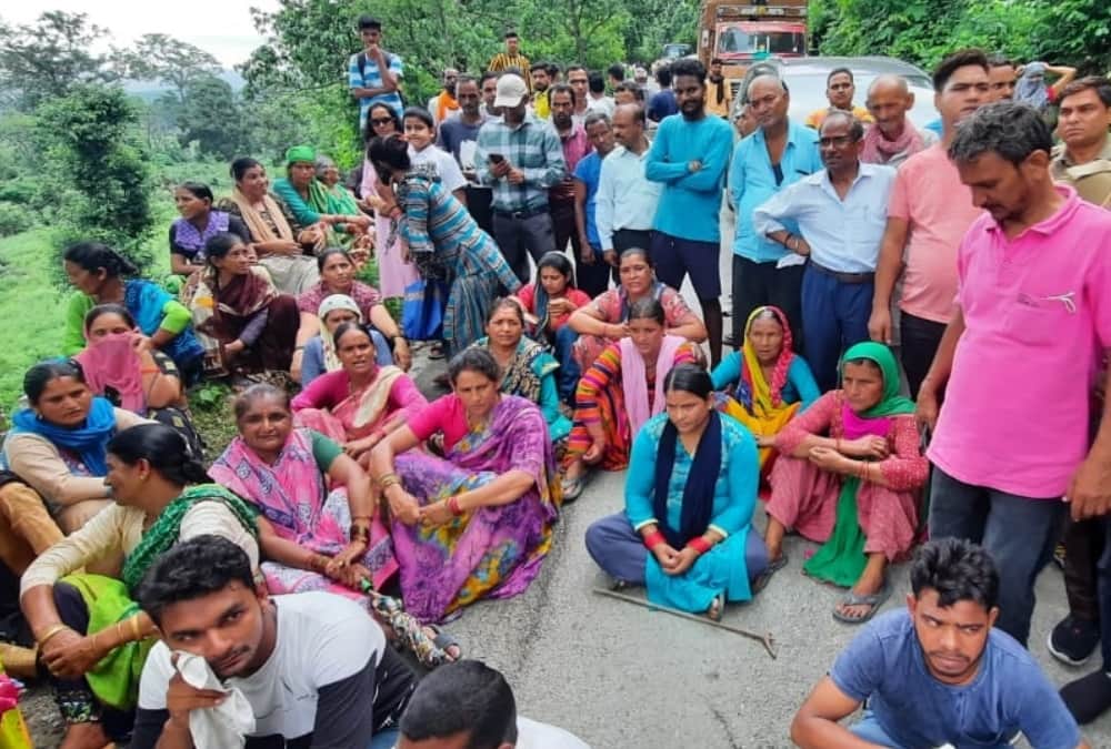 Nainital News: angry villagers did highway jam for Tiger terror photos