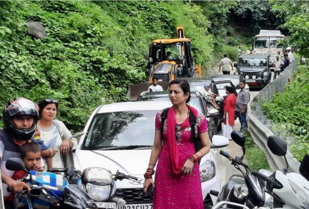 Nainital News: angry villagers did highway jam for Tiger terror photos
