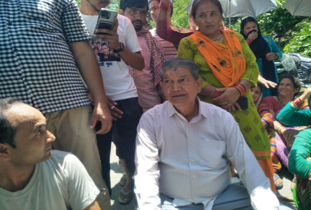 Nainital News: angry villagers did highway jam for Tiger terror photos
