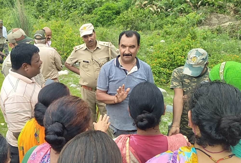 Nainital News: angry villagers did highway jam for Tiger terror photos