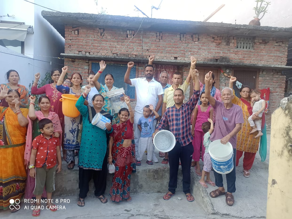 People roared against the Jal Sansthan with empty utensils