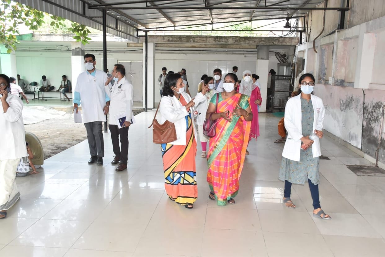 How will the first aid be given to the heart attack patient, the team asked the nursing officer, after putting one nurse on the bed, another nurse gave treatment